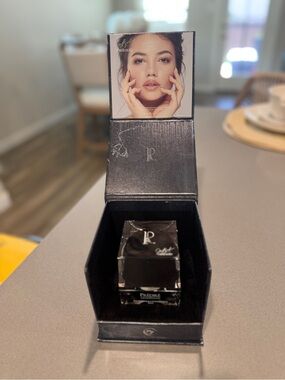 PRÉDIRÉ Skin Tightening & Tissue Bonding Mask - Black Box